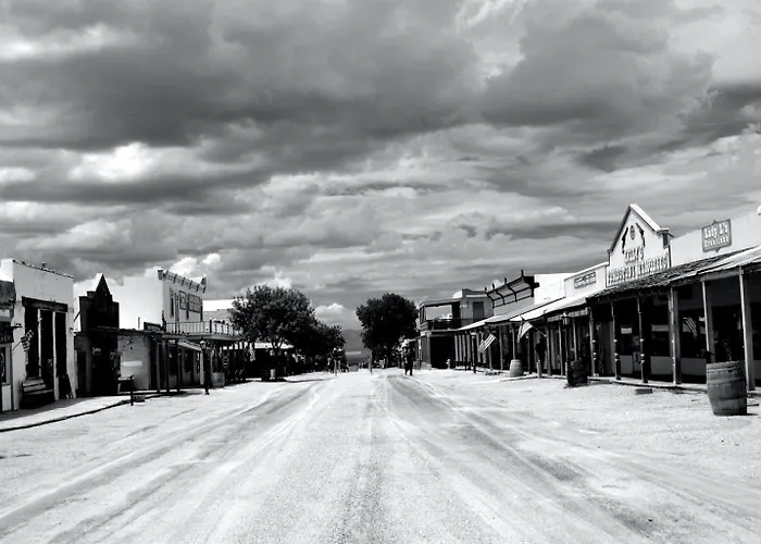 Cozy Old West Glamping Walk To
